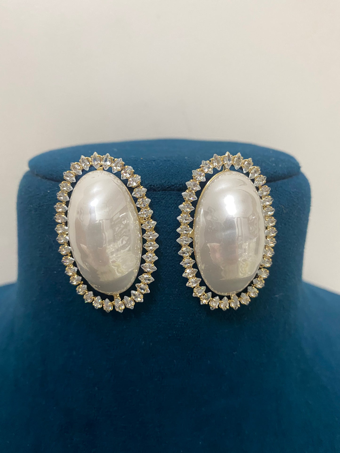 Oval pearl tops