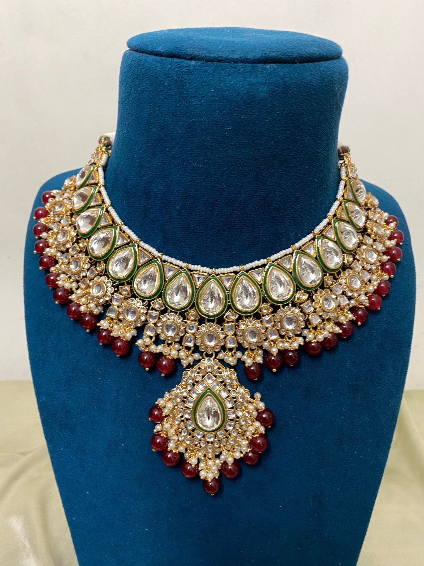 Saras Necklace Set