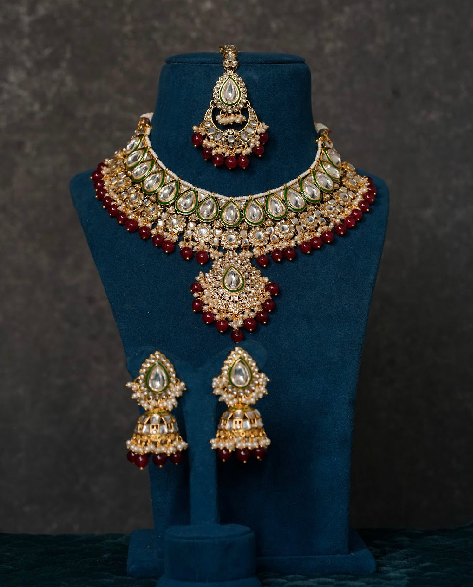 Saras Necklace Set