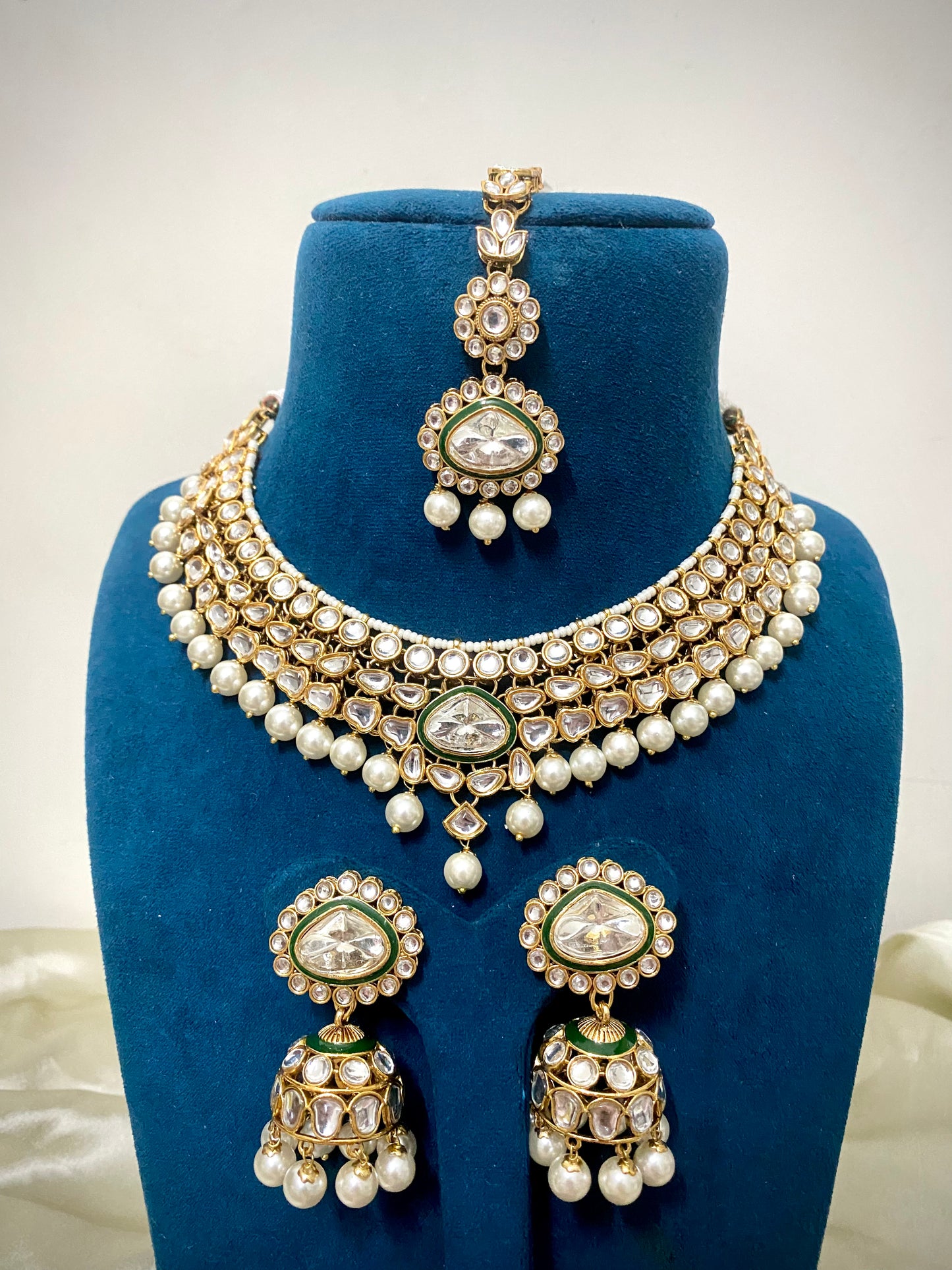 Jhilmil Kundan Set