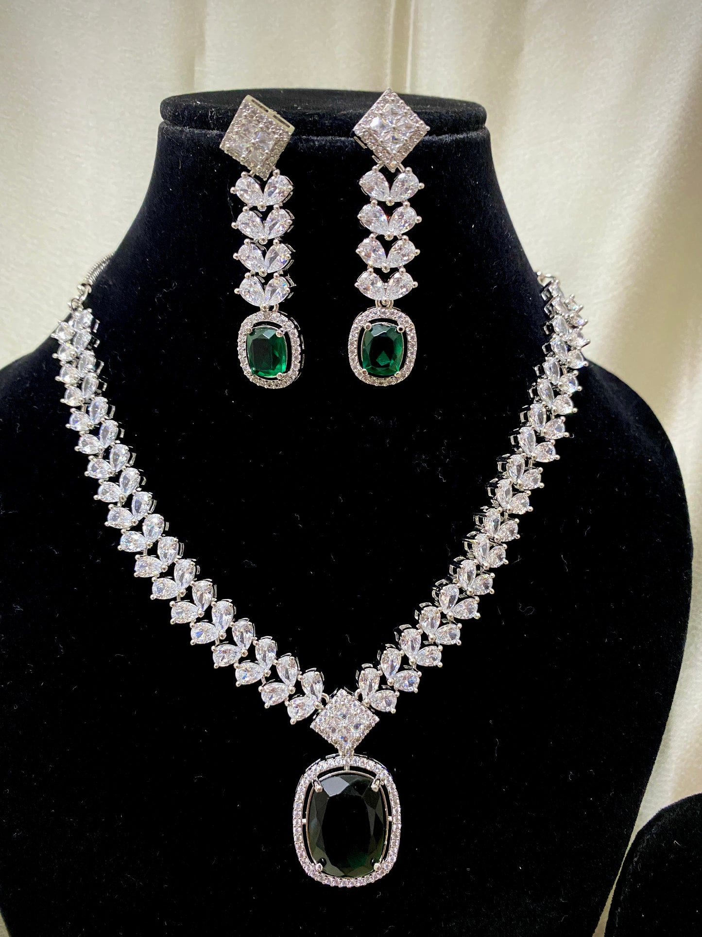 Diamond Emerald Necklace Set